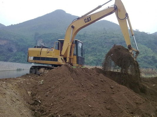 Chiny 2002 Rok 80,3 kW 0,5 cbm Łyżka E120B Używana koparka CAT dostawca